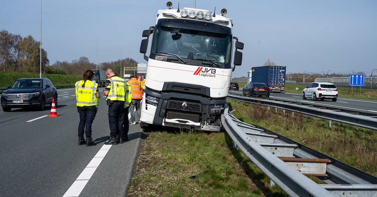 Vrachtwagen belandt tegen vangrail in middenberm op A16 bij Breda, linkerrijstrook dicht