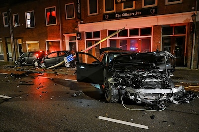 Duitse huurauto botst tegen geparkeerde wagens op Bredaseweg: grote ravage, drie mannen vluchten