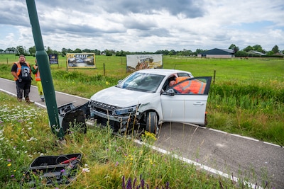 Auto botst tegen lantaarnpaal in Etten-Leur