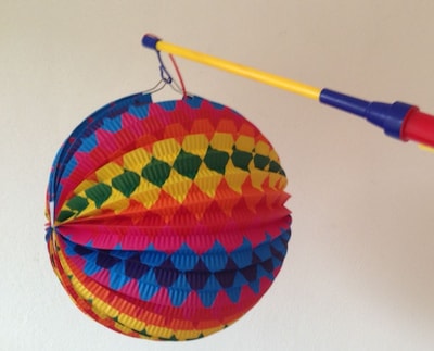 Lampionnenoptocht in Halsteren voor Sint-Maarten en viering 11-11