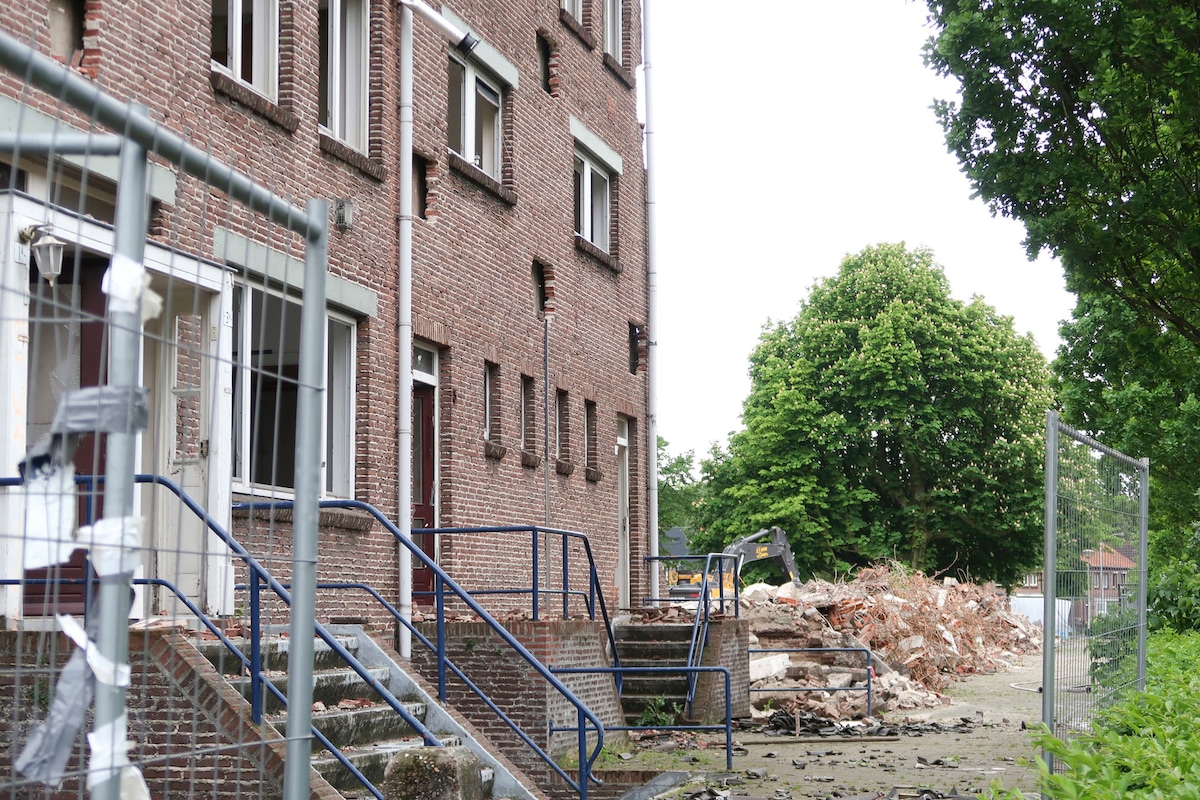 Woningen worden gesloopt in de Heuvel in Breda, om plaats te maken voor nieuwe huurwoningen.