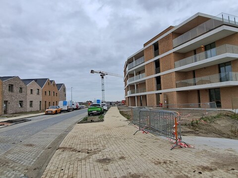 De eerste rijtjeshuizen (links) zijn bewoond, het derde appartementengebouw (rechts) nadert de oplevering.