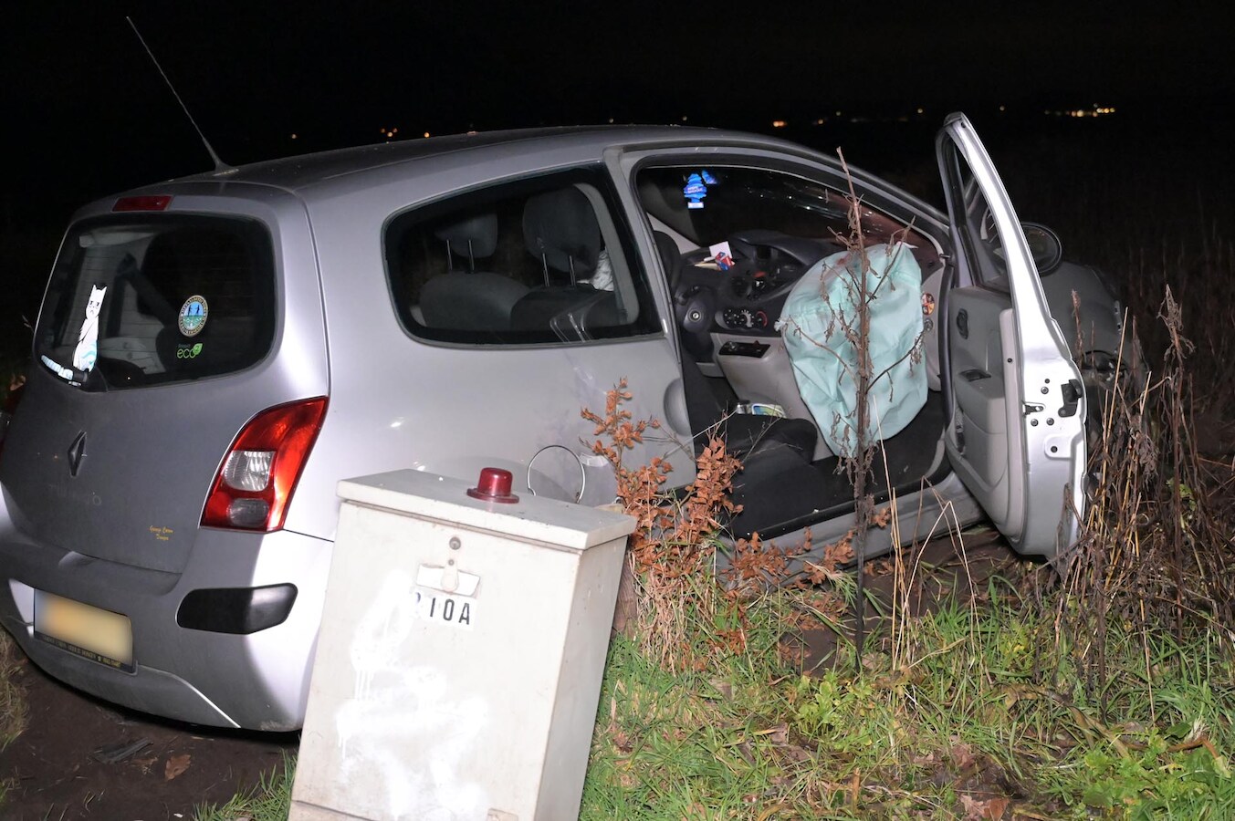 Auto Vliegt Uit De Bocht En Belandt In Weiland In Rijsbergen Foto 
