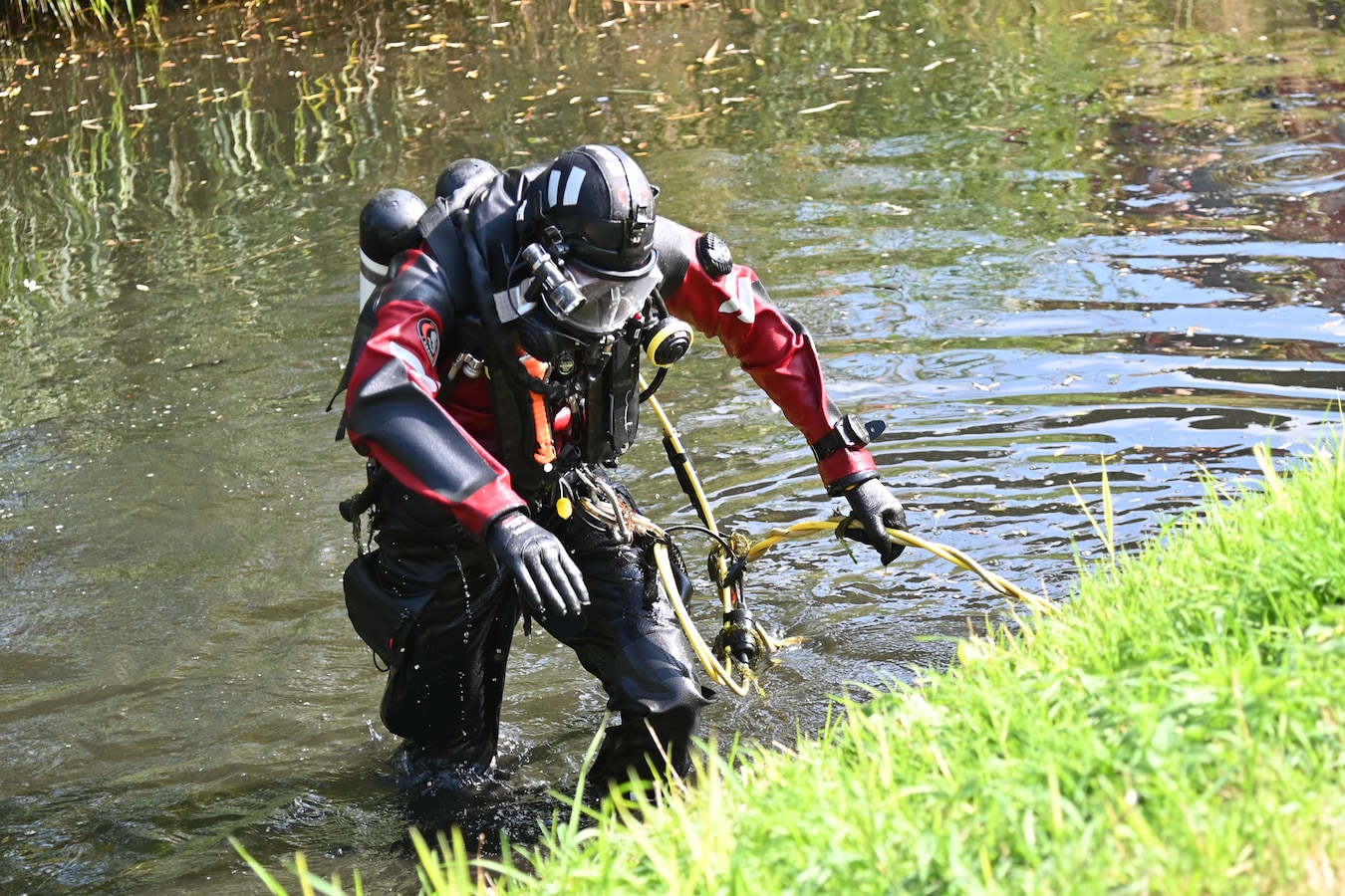 Brandweerman in het water. 