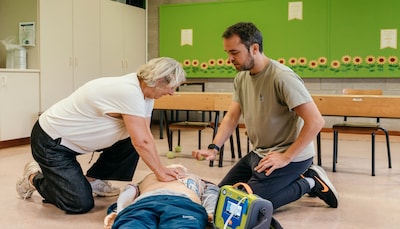 Vanaf volgend schooljaar leren kinderen in Essen al reanimeren: “Zo bouwen we aan een generatie die 