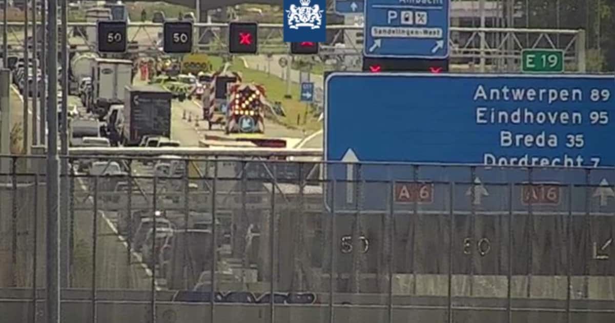 Autobrand zorgt voor kilometers file op A16 bij Hendrik-Ido-Ambacht