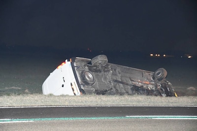 Bestelbus rijdt sloot in langs N659 bij Tholen