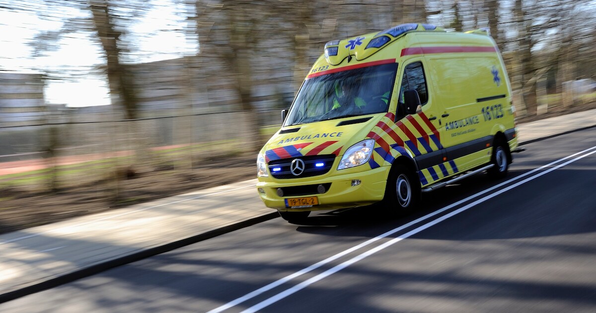 Auto rijdt water in bij veerpont Hekelingen