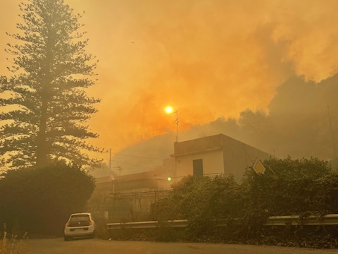 In elk geval drie mensen overleden bij de bosbranden op Sicilië.