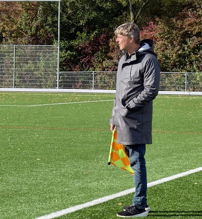 Champions League-winnaar en bondscoach van Zweden Tomasson vlaggend bij jeugdwedstrijd in ons land