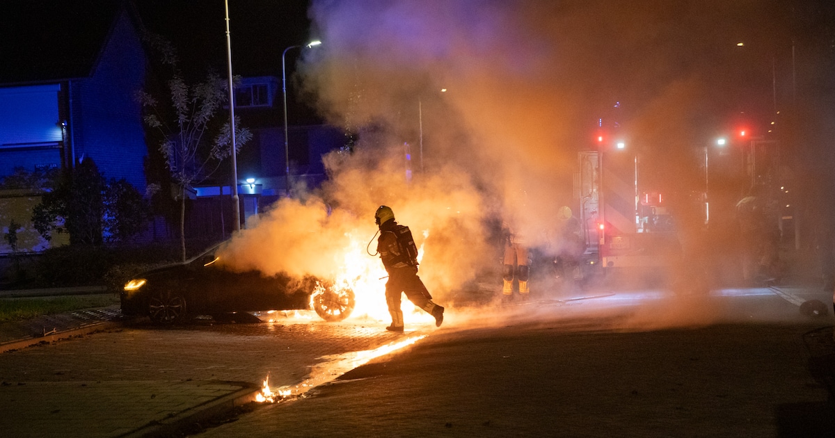 Auto in lichterlaaie op Van Lenneplaan in Roosendaal