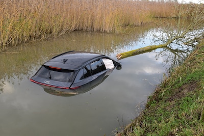Automobilist ramt boom en belandt in het water, dan schieten omstanders te hulp