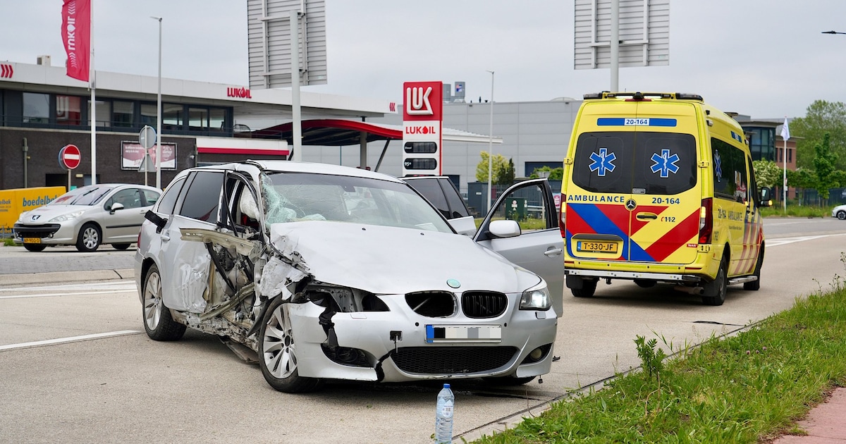 Auto botst tegen verkeerspaal in Oosterhout: bijrijdster naar ziekenhuis, bestuurder naar politiebur