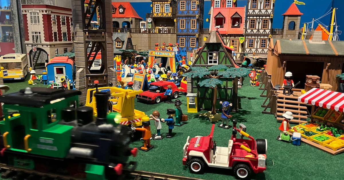 Burgemeester Breda opent Happy Station en krijgt gouden Playmobil-figuur