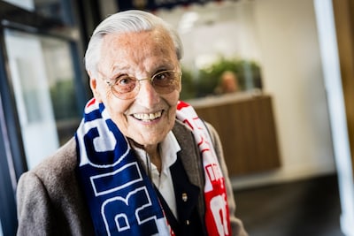 Nog altijd kijkt Piet de Visser (91) als meestersc