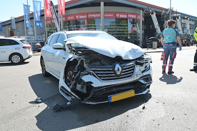 Flinke schade bij botsing tussen twee auto’s in Breda: voertuig eindigt tegen verkeersbord