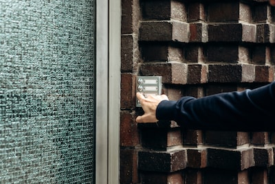 Agressieve man staat midden in de nacht met een mes aan de deur bij zijn ex