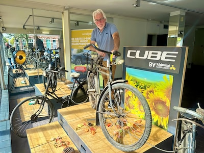 Gesloten fietsenwinkel in Breda trekt nog altijd veel bekijks met bijzondere tweewielers in de etalage