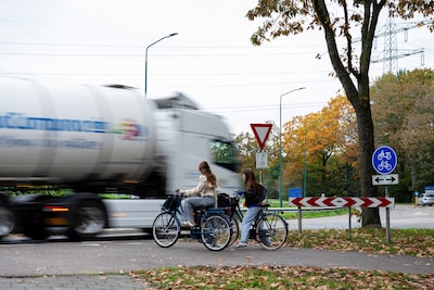 Ouder bang voor ‘levensgevaarlijk kruispunt’ in Etten-Leur: ‘Niet afwachten tot een fataal ongeluk g