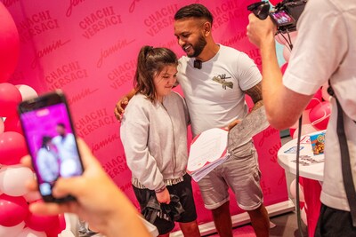 Lange rijen voor een foto met Cha Chi Versaci: ‘De wereld heeft meer mensen zoals jij nodig’