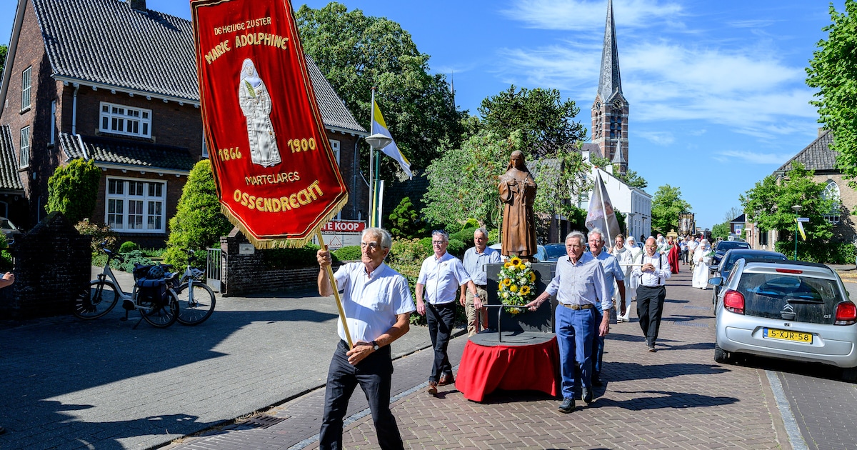 Traditie leeft weer op in Ossendrecht bij processie voor zuster Marie Adolphine: ‘Ze is een van ons’