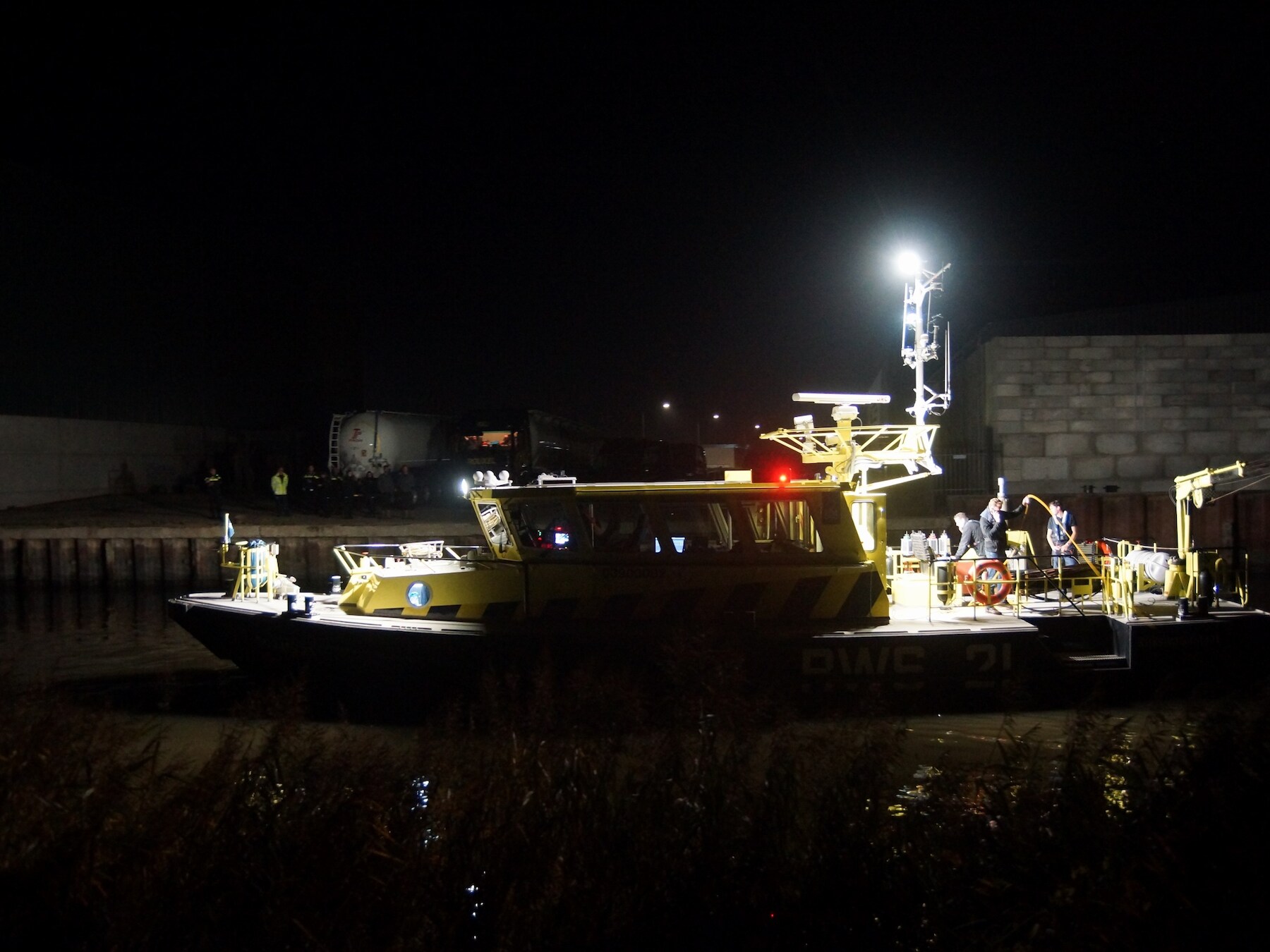 Politie zoekt niet meer in het water aan de Hooiweg in Waspik naar vermiste Hebe (10) en begeleider Sanne