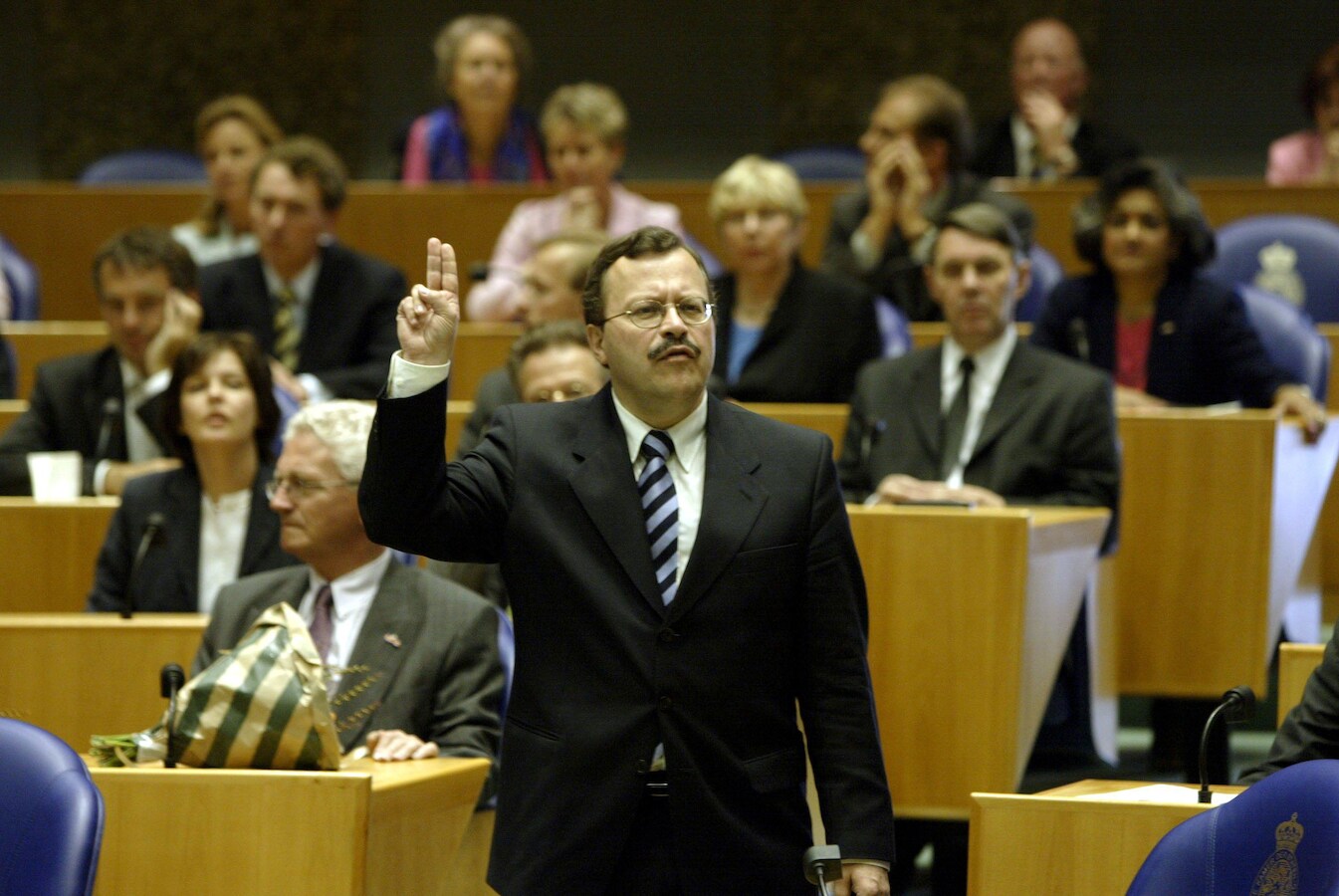 mat-herben-dan-fractievoorzitter-van-de-lpf-wordt-beedigd-in-de-tweede-kamer-in-2002