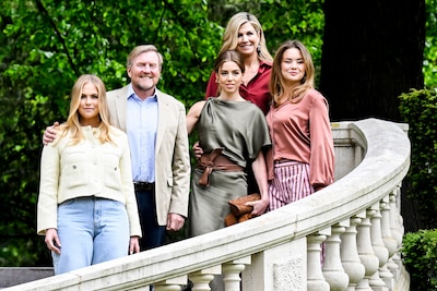 Willem-Alexander tijdens persmoment na fotosessie: ‘Ik maak mij zorgen over de verharding van demonstraties’