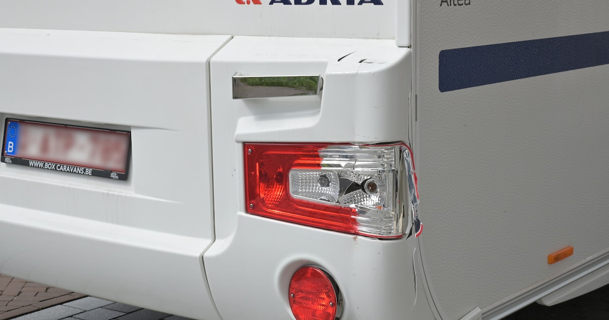 Automobilist met caravan wil keren en raakt gevel van woning in Breda