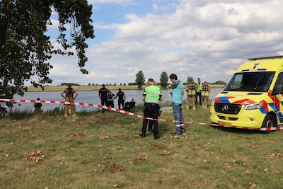 Zoektocht naar vermiste man in rivier bij Waspik: mogelijk gaan zwemmen nadat brandstof van boot op 