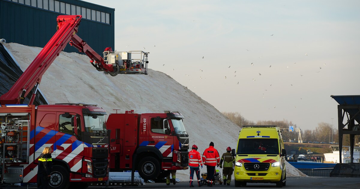 Jongen (17) raakt zwaargewond bij val in opslagloods voor strooizout, slachtoffer was aan het werk: 