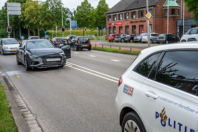 Automobilist aangehouden na botsing met stadsbus op druk kru