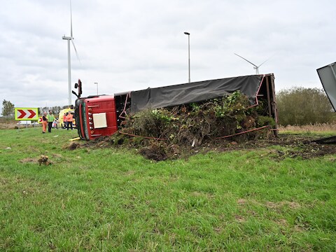 Vrachtwagen kantelt op de snelweg.