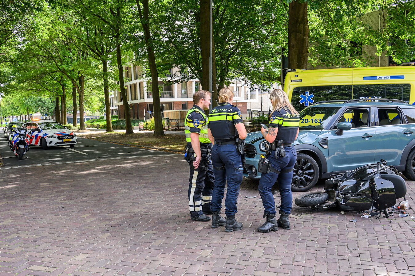 De scooterbestuurder raakte gewond.