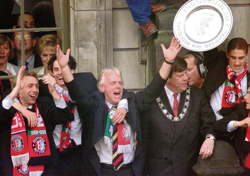 Paul Bosvelt (links) feest samen met Kees van Wonderen en Leo Beenhakker op de Coolsingel. Burgemeester Ivo Opstelten houdt oogje in het zeil.