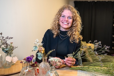 Kitty (32) redt weggegooide bloemen en brengt daarmee jong en oud samen: ‘Eenzaamheid zie je bij all