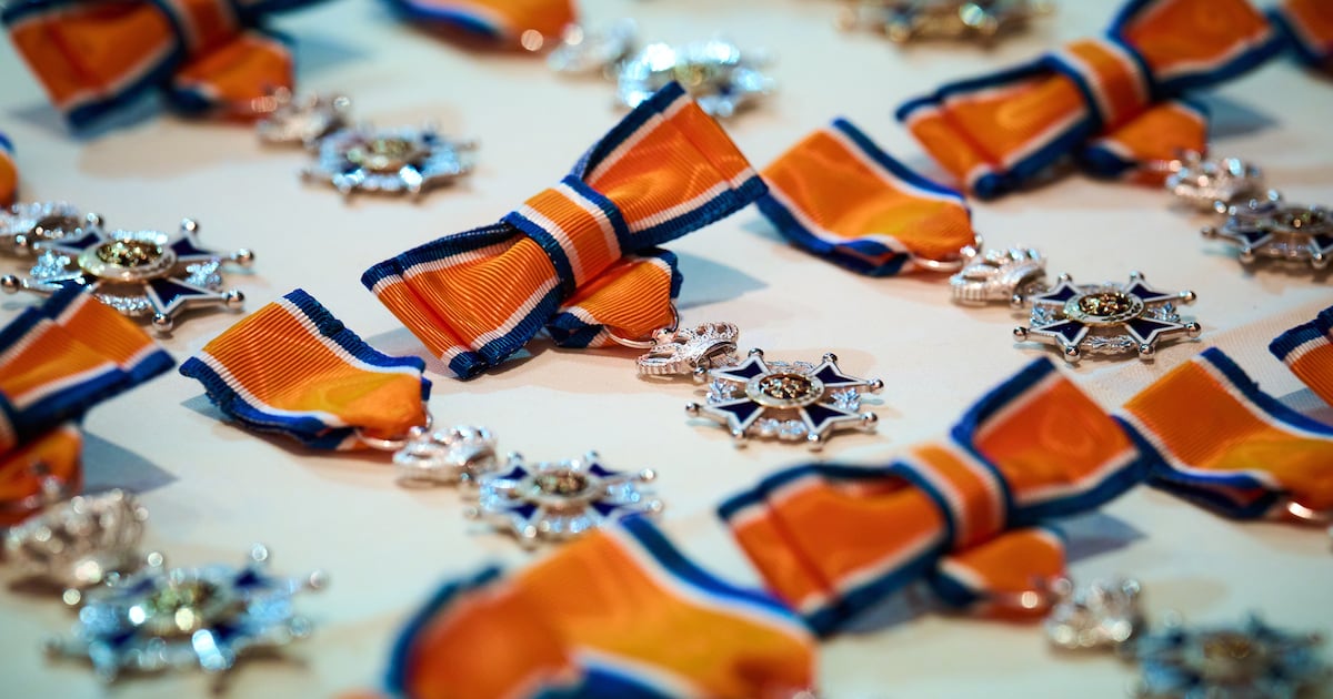 Select gezelschap ontvangt koninklijke onderscheiding in Baarle-Nassau