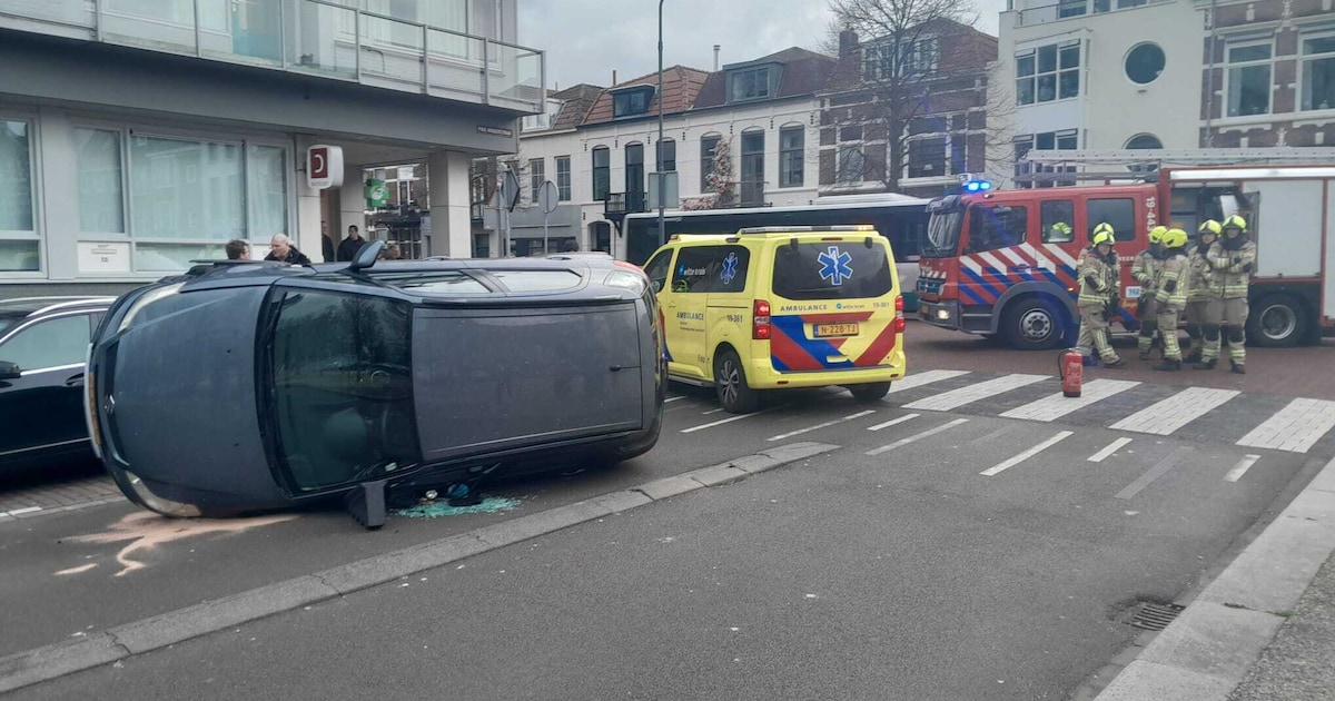Auto gekanteld na ongeval op Paul Krugerstraat in Vlissingen