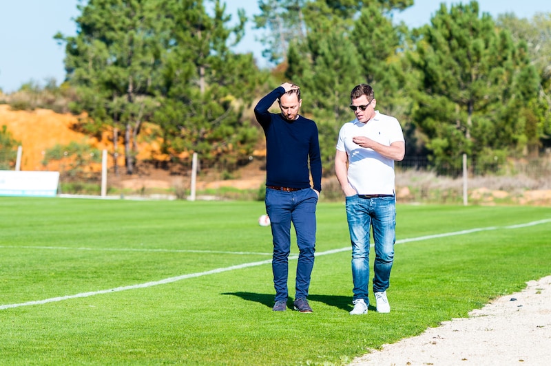 Tom van den Abbeele, die Vanacker vorig jaar opviste bij Club Brugge, en Luuc Eisenga in conclaaf in Moncarapacho.