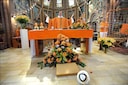 Pastor Paul Vlaar viert, gekleed in oranje, de mis in Obdam. FOTO ANP.