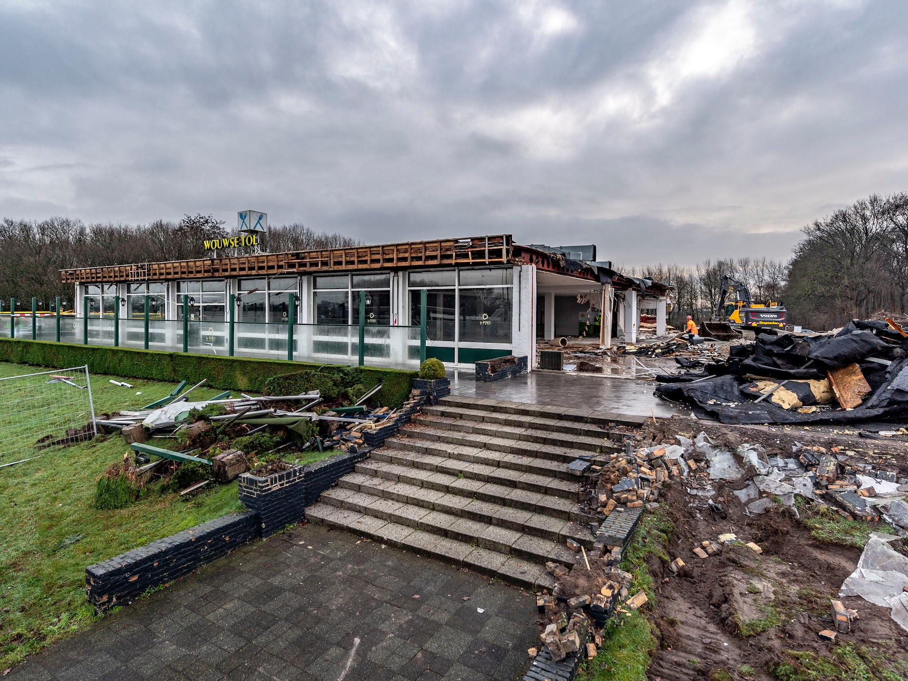 De sloop van La Place langs de A58 bij Wouwse Tol.