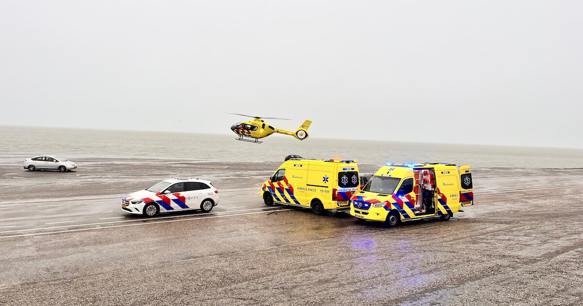 Vrouw zwaargewond na harde val uit auto op de brouwersdam bij Scharendijke