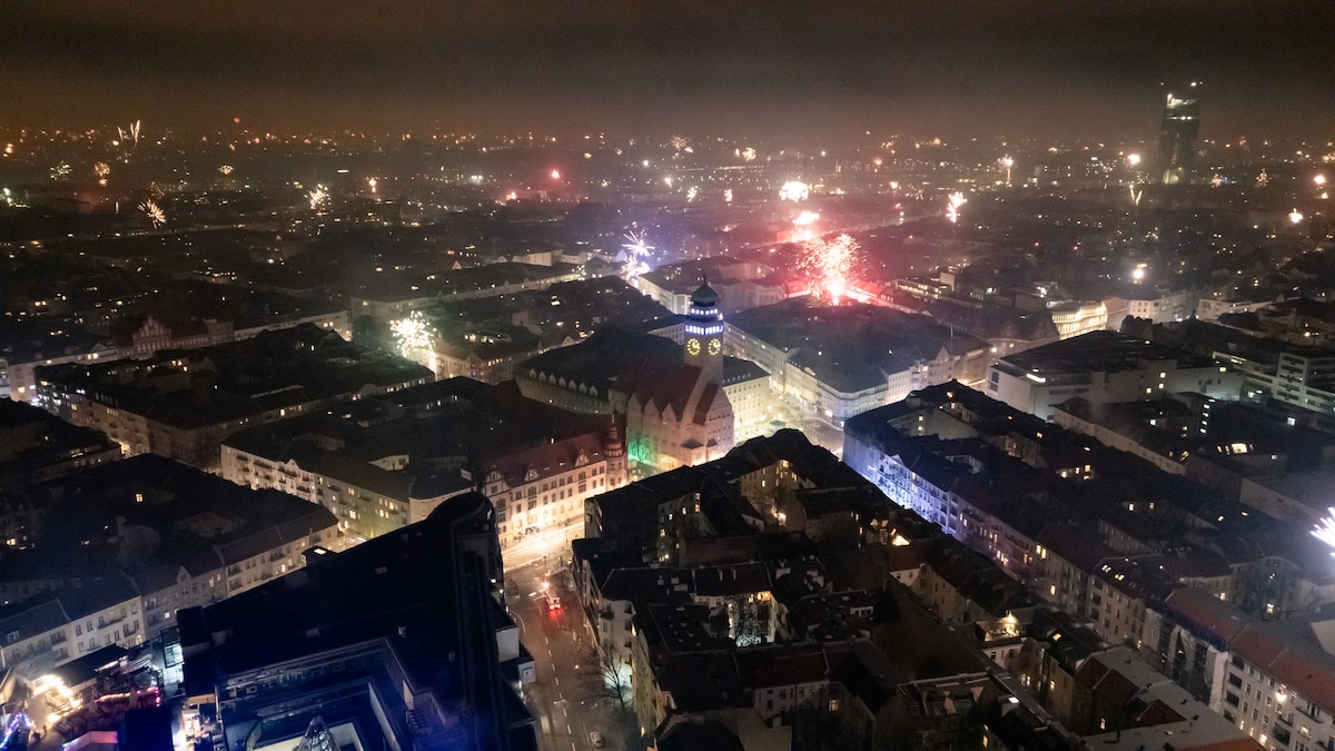 Vuurwerk in een Berlijnse wijk tijdens de jaarwisseling.