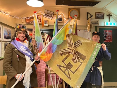 Bergse intocht wordt een olympische openingsceremonie met vaandeldragers uit alle wijken