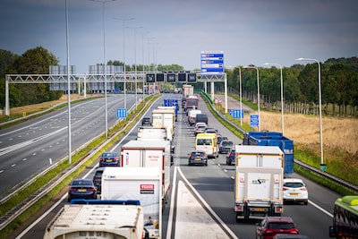 Ruim anderhalf uur file door water op wegdek Heinenoordtunnel, twee rijstroken dicht