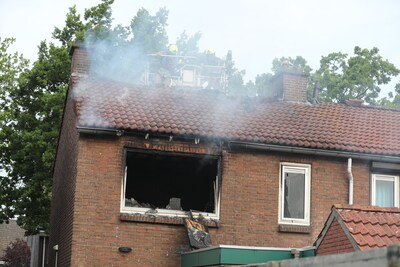 Vlammen slaan uit raam van huis in Roosendaal: slaapkamer volledig uitgebrand
