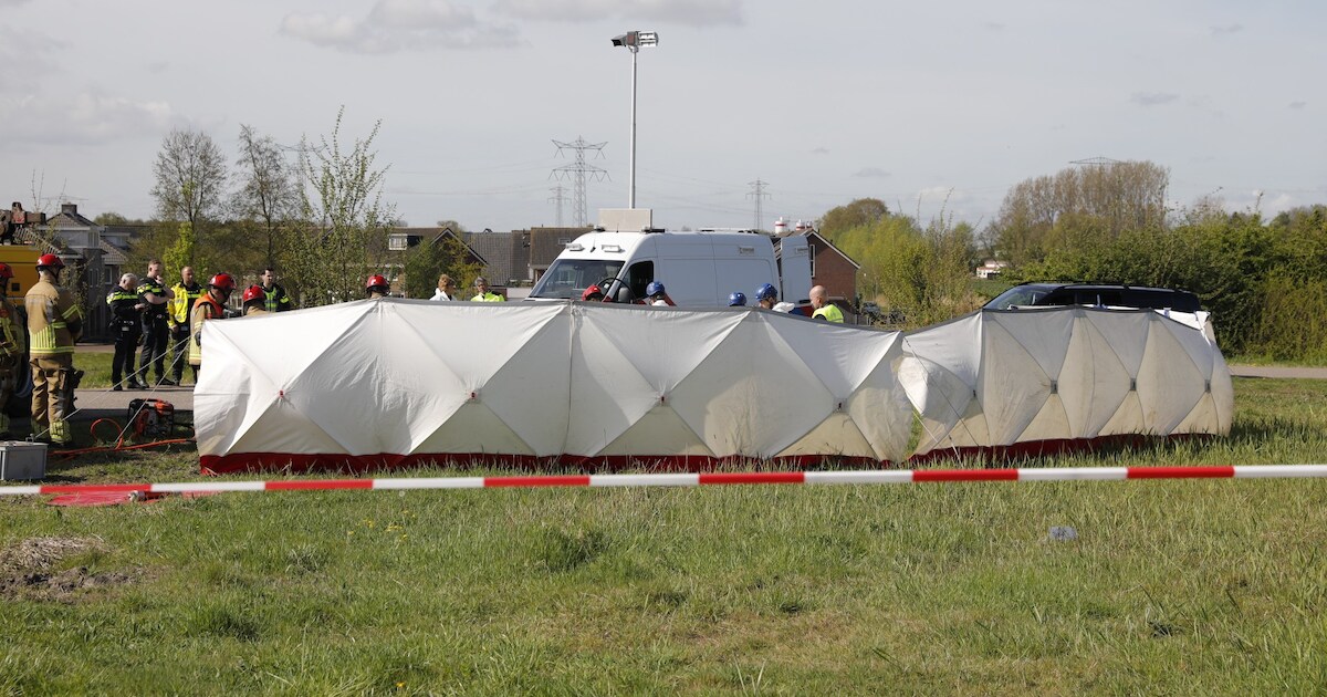 Auto belandt op zijn kop in de sloot in Standdaarbuiten, politie doet onderzoek