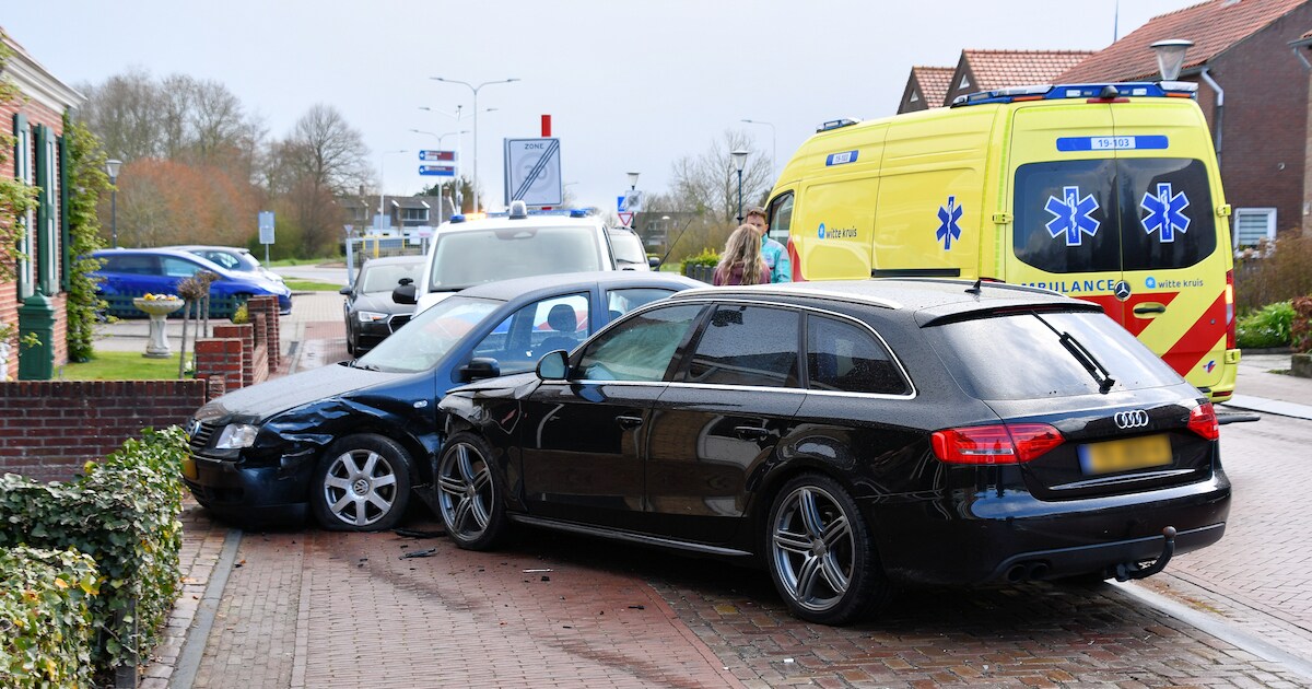Bestuurder botst tegen geparkeerde auto in de Noordweg in Oostkapelle en raakt gewond | Zeeland