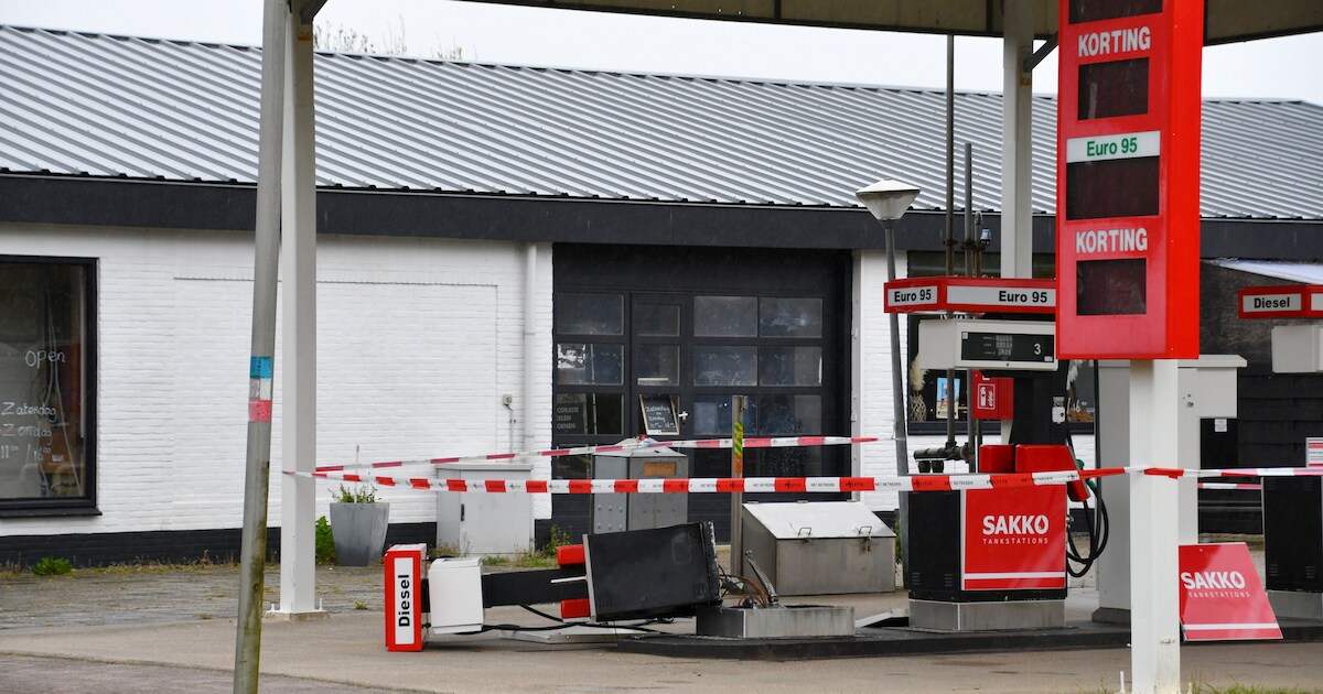 Auto rijdt benzinepomp in Ellemeet omver