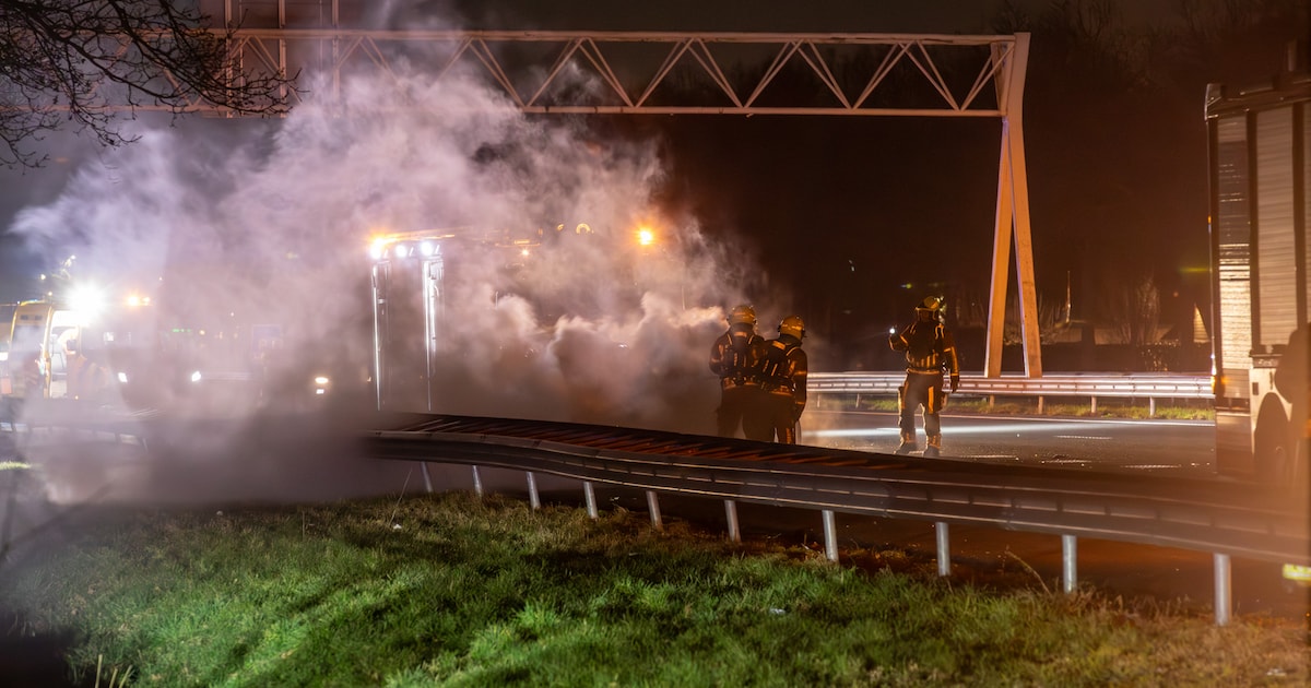 Auto vliegt in brand na botsing met andere auto op A58 bij Rucphen | 112 nieuws Rucphen
